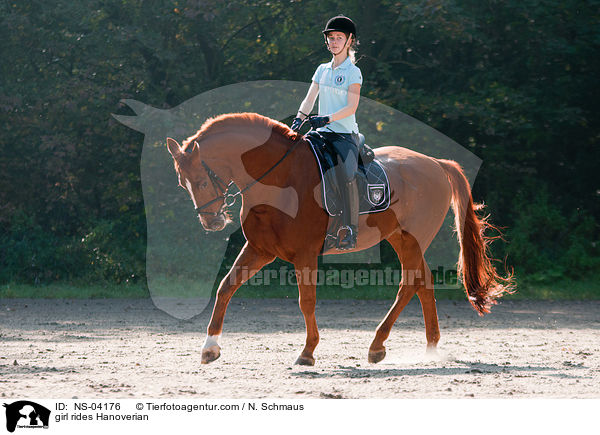 Mdchen reitet Hannoveraner / girl rides Hanoverian / NS-04176