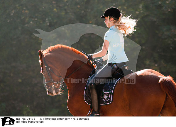 Mdchen reitet Hannoveraner / girl rides Hanoverian / NS-04178