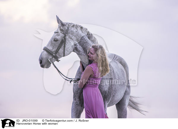 Hannoveraner mit Frau / Hanoverian Horse with woman / JRO-01099