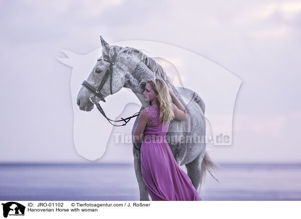 Hannoveraner mit Frau / Hanoverian Horse with woman / JRO-01102