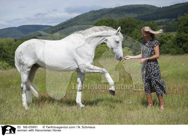 Frau mit Hannoveraner / woman with Hanoverian Horse / NS-05891