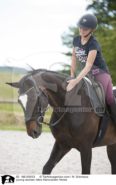 junge Frau reitet Hannoveraner / young woman rides Hanoverian Horse / NS-05933