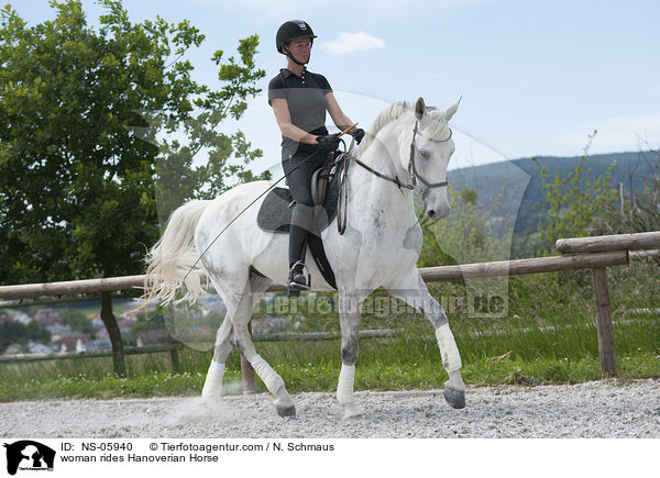 Frau reitet Hannoveraner / woman rides Hanoverian Horse / NS-05940