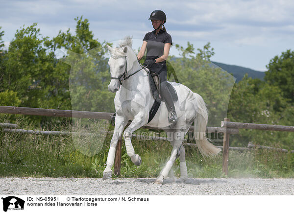 Frau reitet Hannoveraner / woman rides Hanoverian Horse / NS-05951