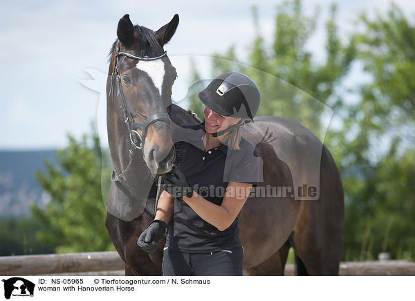 Frau mit Hannoveraner / woman with Hanoverian Horse / NS-05965