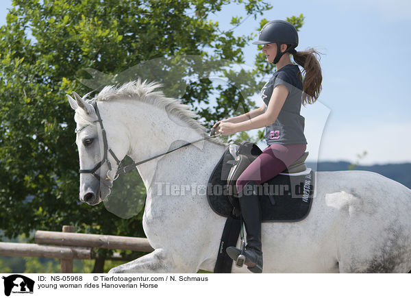 junge Frau reitet Hannoveraner / young woman rides Hanoverian Horse / NS-05968