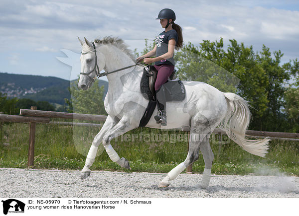 junge Frau reitet Hannoveraner / young woman rides Hanoverian Horse / NS-05970