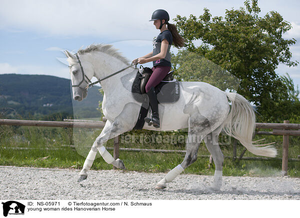 junge Frau reitet Hannoveraner / young woman rides Hanoverian Horse / NS-05971