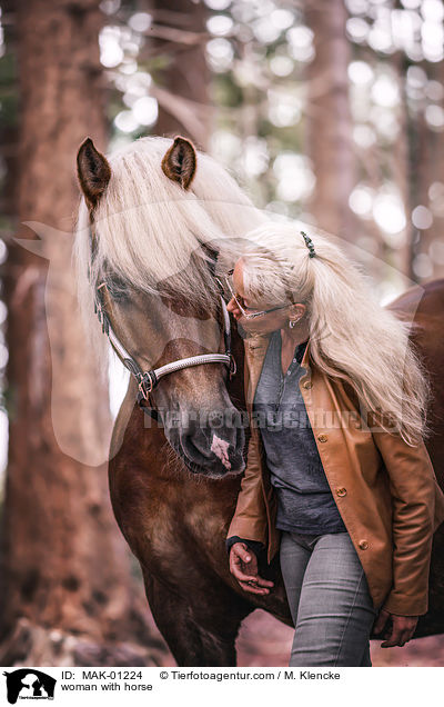 Frau mit Pferd / woman with horse / MAK-01224