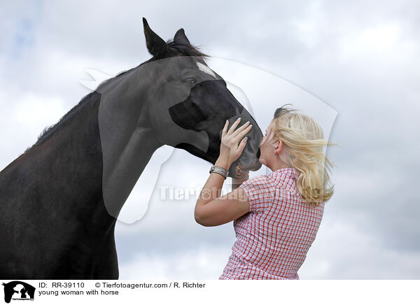 junge Frau mit Schwerem Warmblut / young woman with horse / RR-39110