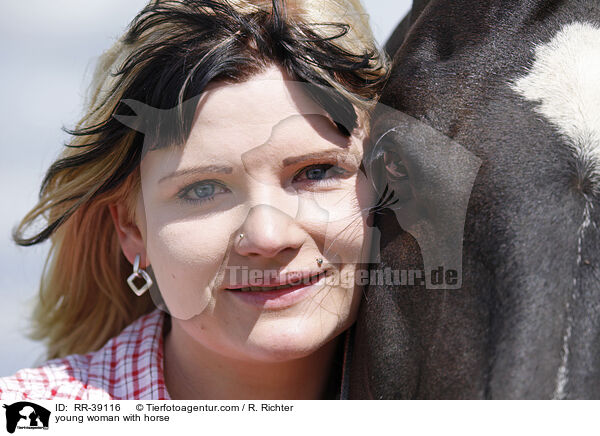 junge Frau mit Schwerem Warmblut / young woman with horse / RR-39116