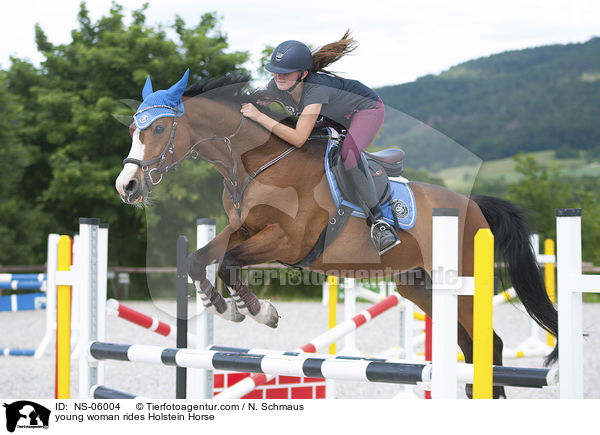 junge Frau reitet Holsteiner / young woman rides Holstein Horse / NS-06004