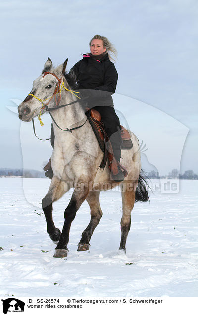 Frau reitet Appaloosa-Mix / woman rides crossbreed / SS-26574