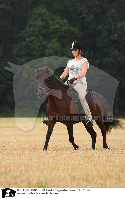 Frau reitet Islnder / woman rides Icelandic horse / CR-01581