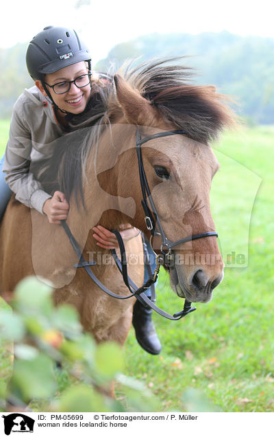 Frau reitet Islnder / woman rides Icelandic horse / PM-05699