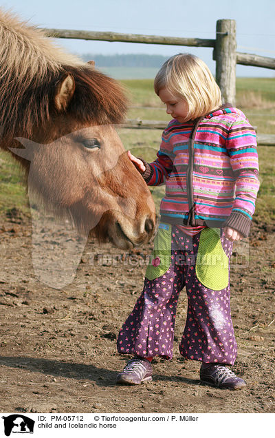Kind und Islnder / child and Icelandic horse / PM-05712