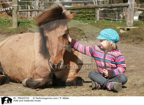 Kind und Islnder / child and Icelandic horse / PM-05723