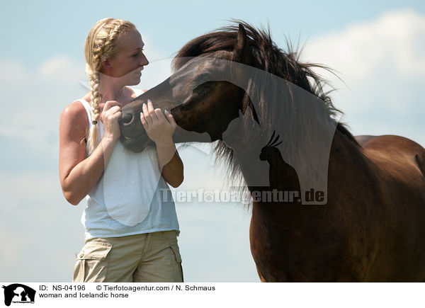 Frau und Islnder / woman and Icelandic horse / NS-04196