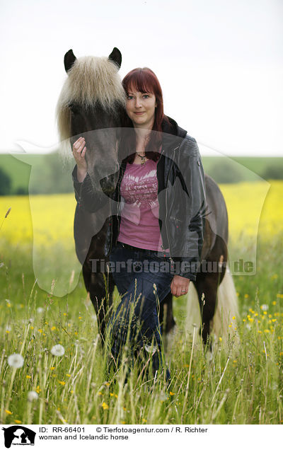 Frau und Islnder / woman and Icelandic horse / RR-66401