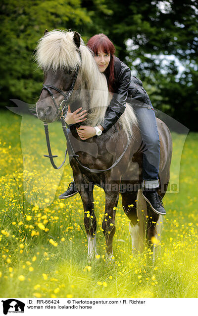 Frau reitet Islnder / woman rides Icelandic horse / RR-66424