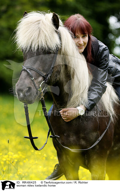 Frau reitet Islnder / woman rides Icelandic horse / RR-66425
