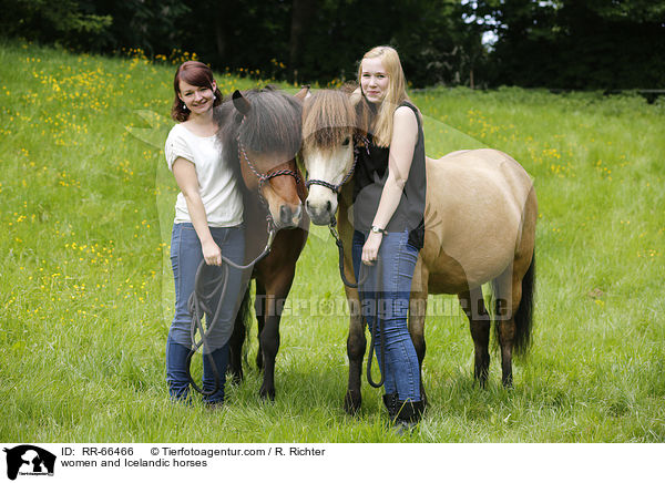 Frauen und Islnder / women and Icelandic horses / RR-66466