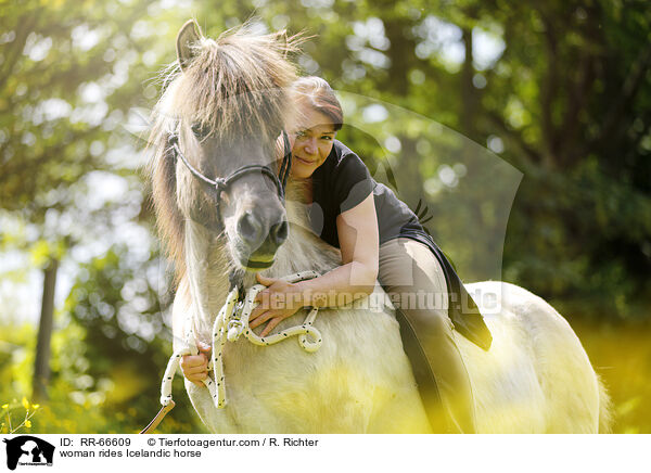 Frau reitet Islnder / woman rides Icelandic horse / RR-66609
