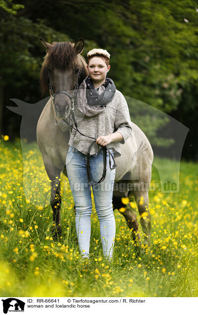 Frau und Islnder / woman and Icelandic horse / RR-66641
