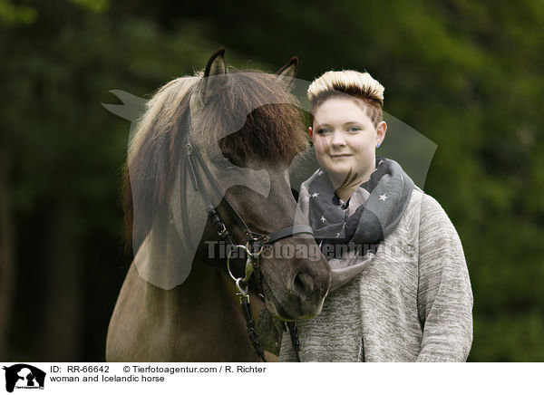 Frau und Islnder / woman and Icelandic horse / RR-66642
