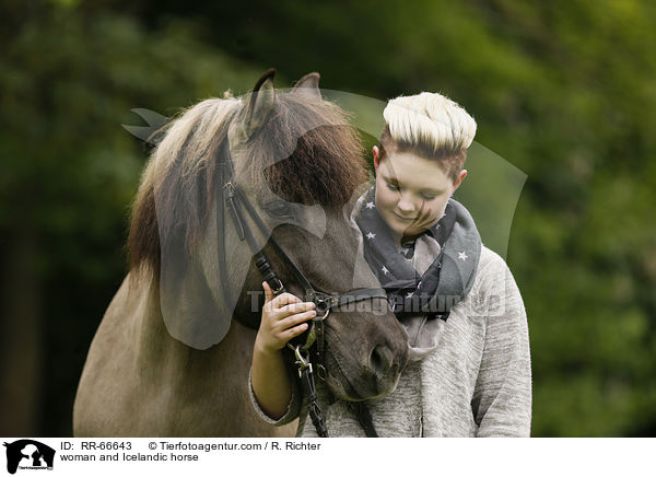 Frau und Islnder / woman and Icelandic horse / RR-66643