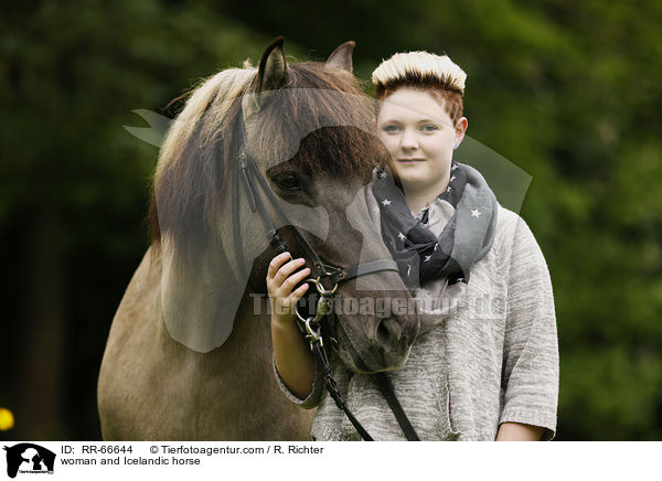 Frau und Islnder / woman and Icelandic horse / RR-66644