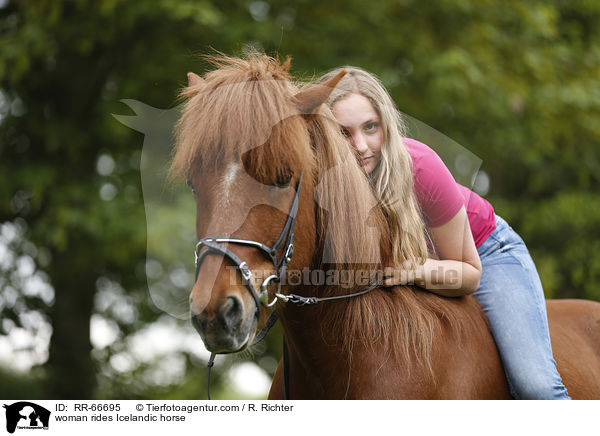 Frau reitet Islnder / woman rides Icelandic horse / RR-66695