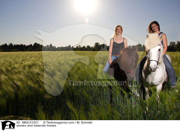 women and Icelandic horses / MAS-01021