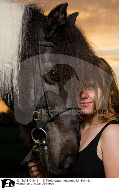 Frau und Islnder / woman and Icelandic horse / MAS-01041