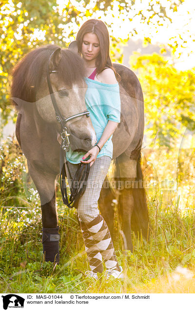 Frau und Islnder / woman and Icelandic horse / MAS-01044