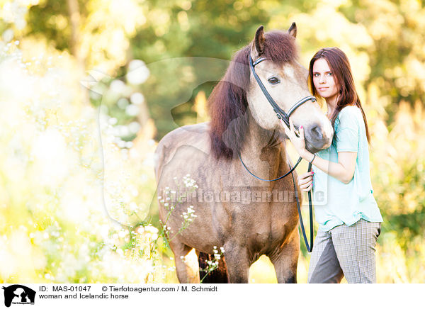 Frau und Islnder / woman and Icelandic horse / MAS-01047