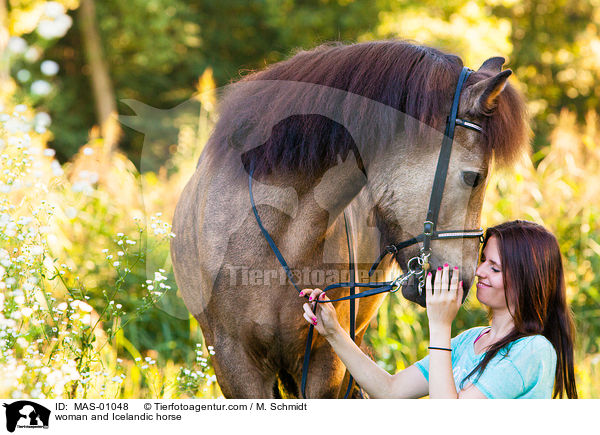 Frau und Islnder / woman and Icelandic horse / MAS-01048