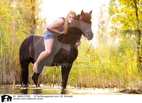 Frau und Islnder / woman and Icelandic horse / MAS-01062