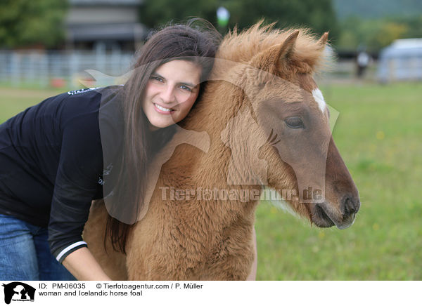Frau und Islnder Fohlen / woman and Icelandic horse foal / PM-06035