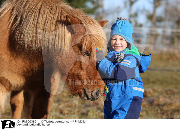 Junge und Islnder / boy and Icelandic horse / PM-06389