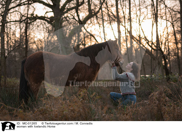 Frau mit Islnder / woman with Icelandic Horse / MC-01265