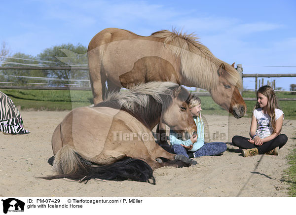 Mdchen mit Islnder / girls with Icelandic Horse / PM-07429