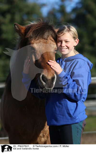 Kind und Islnder / kid and Icelandic horse / PM-07621