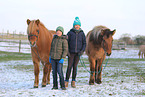 kids with Icelandic horses