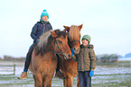 kids with Icelandic horses