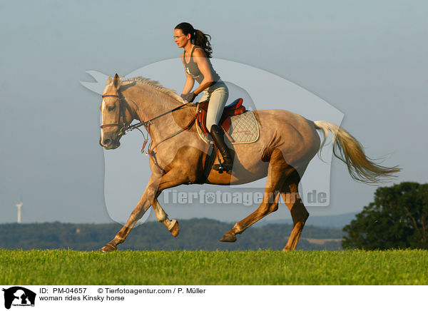 Frau reitet Kinsky-Pferd / woman rides Kinsky horse / PM-04657