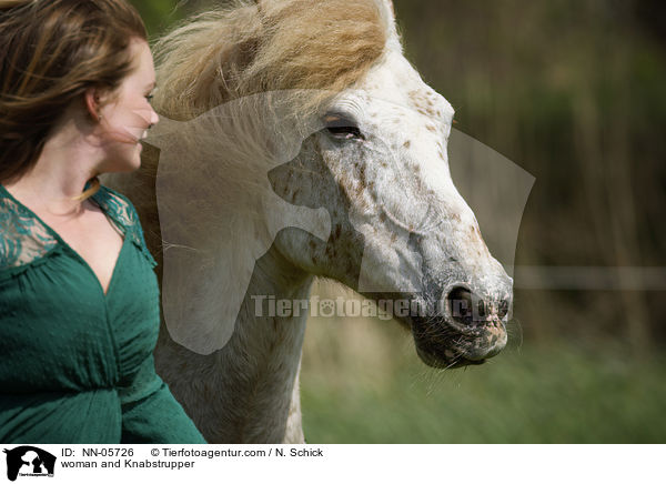 Frau und Knabstrupper / woman and Knabstrupper / NN-05726