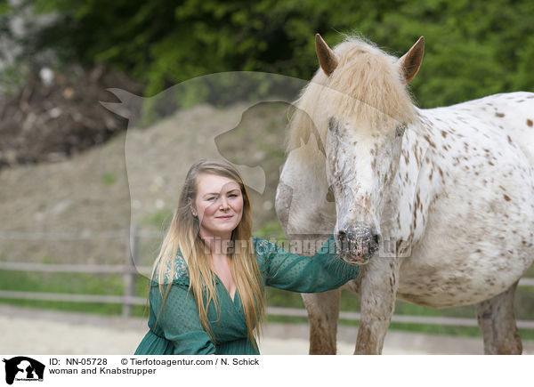 Frau und Knabstrupper / woman and Knabstrupper / NN-05728