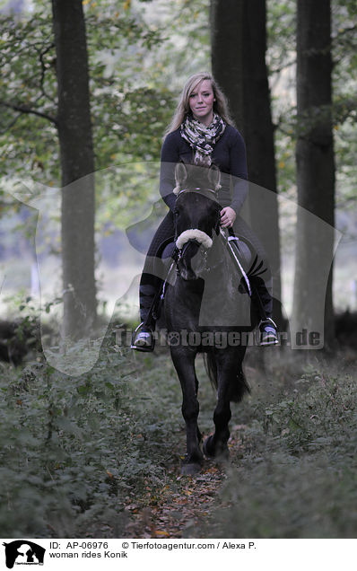 Frau reitet Konik / woman rides Konik / AP-06976