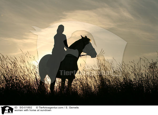junge Frau mit Pferd im Sonnenuntergang / woman with horse at sundown / SG-01892